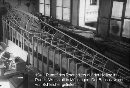 1941: Rumpf des Rhönadlers auf der Helling in Ruedis Werkstatt in Münsingen. Der Bausatz wurde von Schleicher geliefert.