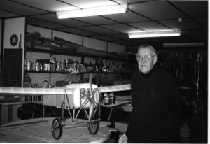 Ruedi in seiner noch komplett ausgestatteten Werkstatt im Jahr 1996 neben einer Demoiselle 20.